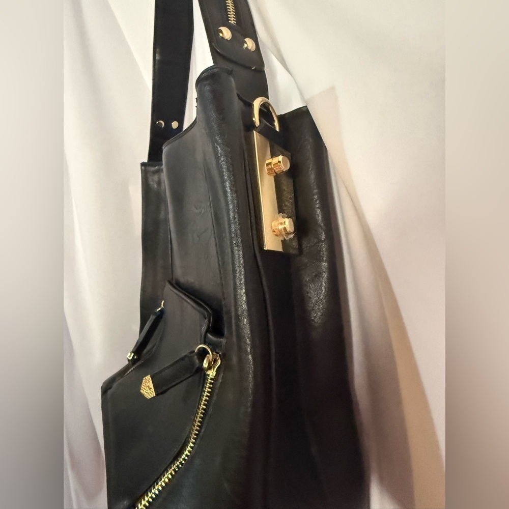 Elegant Black Leather Shoulder Bag With Strap - Picture 3 of 7